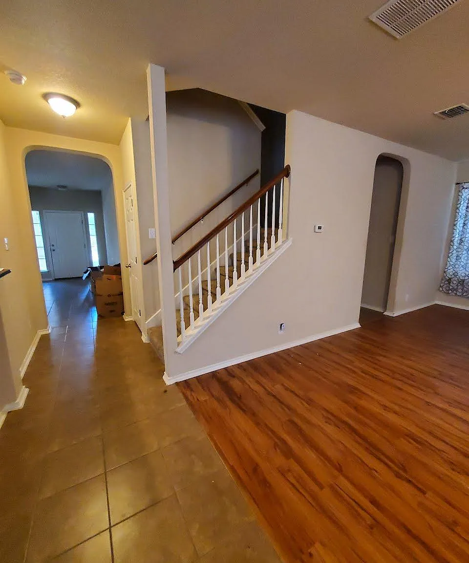 4 bed, 2.5 bath, 2701 sqft, $2,200 — Photo 4