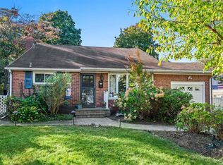 12 Bayley Pl, Huntington Station, NY 11746