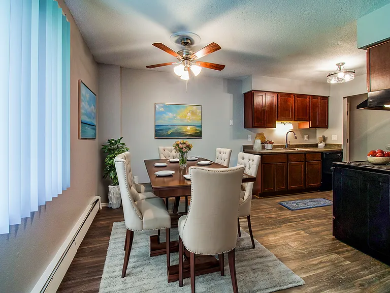 Hillcrest Club Apartments — Photo 17