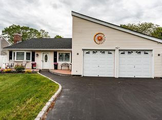 20 Nantucket Dr, Medford, NY 11763
