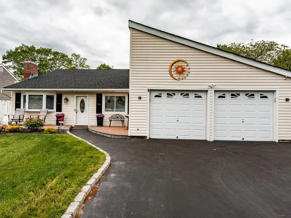 20 Nantucket Drive, Medford, NY 11763