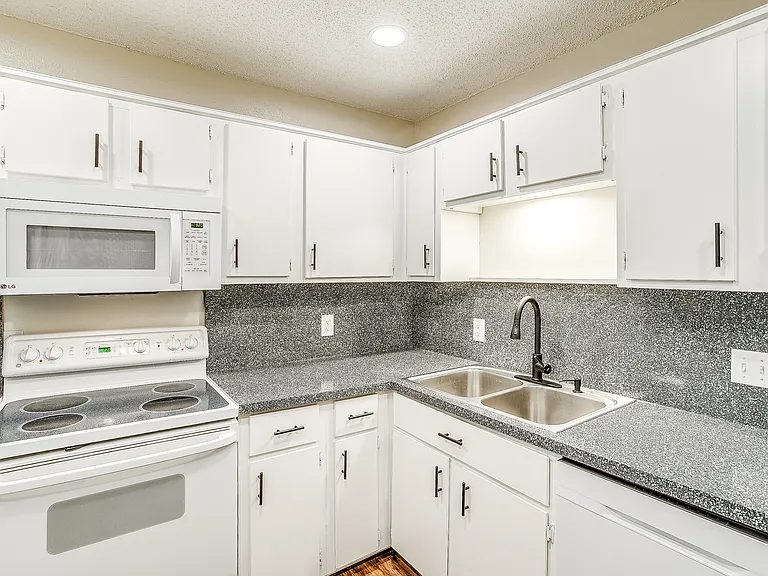 1104 Sproles Dr — Photo 12