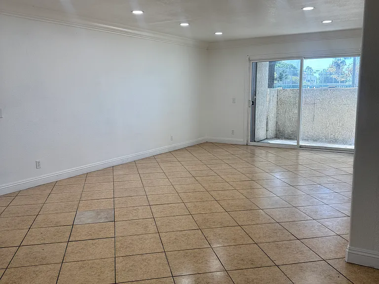 721 W 1st St #F103 — Photo 12