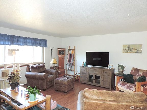 3rd image of 1414 Crescent Ave