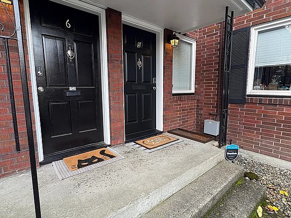 3rd image of 620 N I St APT 5