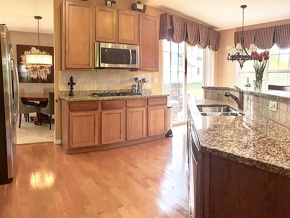 5th image of 296 Seaton Ct