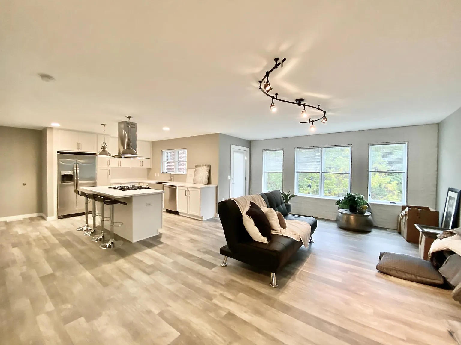 2 bed, 1.5 bath, 1800 sqft, $2,350 — Photo 2