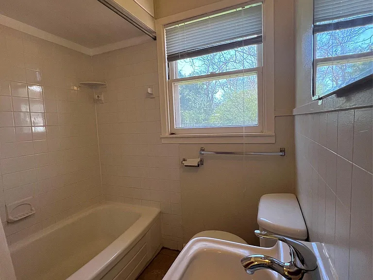 1007 E 38th St — Photo 12