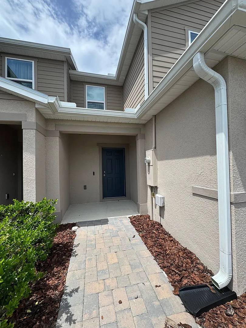 New Townhouse with Luxury Pool — Photo 3