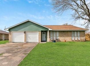 59 Blue Bell Ct, Lake Jackson, TX 77566