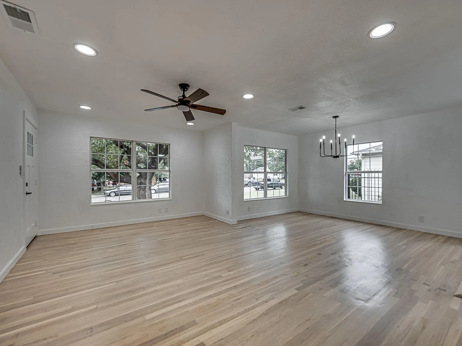 5 bed, 2024 sqft, $3,295 — Photo 2