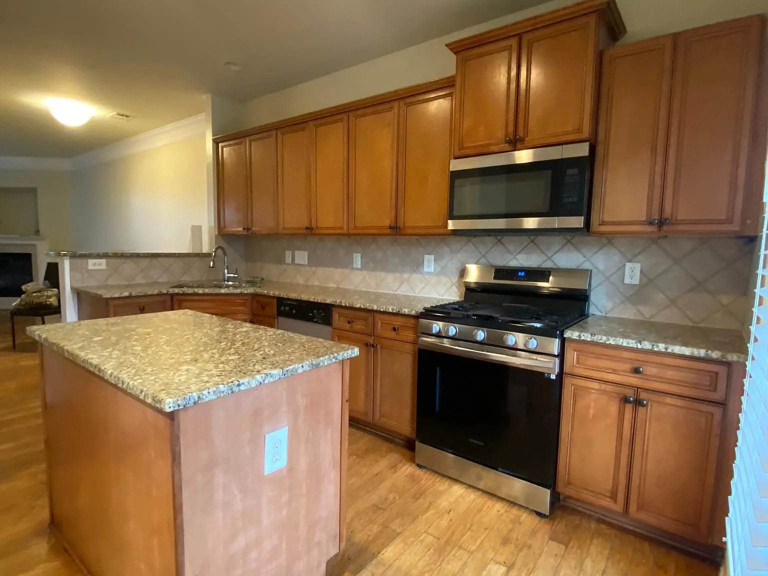 3 bed, 3.5 bath, 1600 sqft, $3,200 — Photo 3