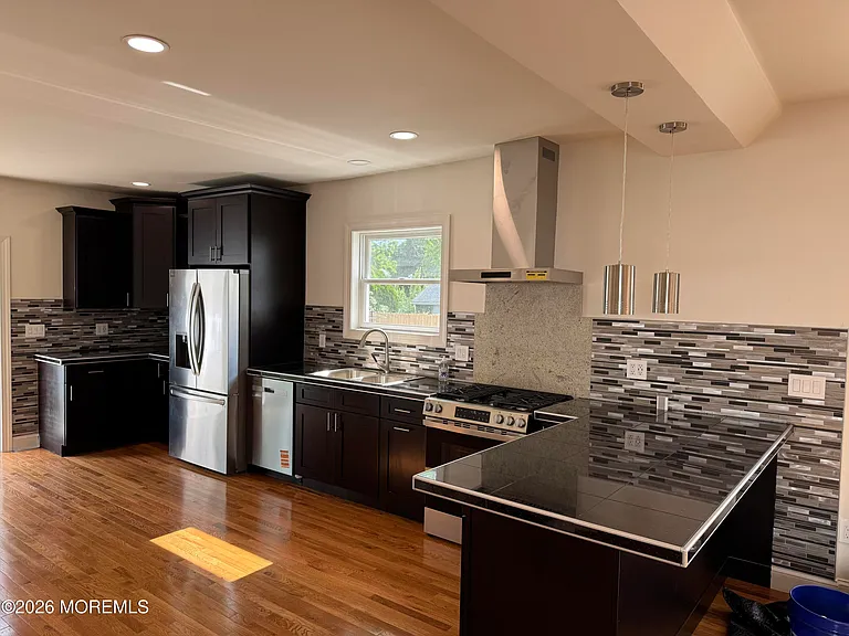 13 Locust Ave — Photo 9