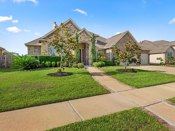 The curb appeal grabs your attention immediately. The builder used the perfect combination of stone and brick along with gorgeous well appointed landscaping.