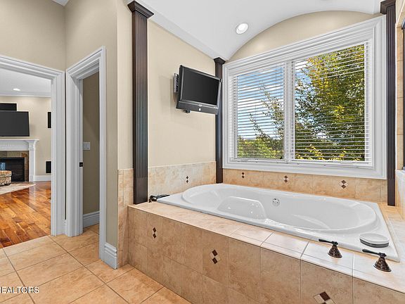 24th image of 643 Crown Pointe Rd