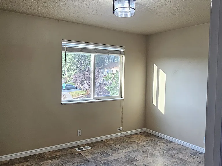 2318 E Claybourne Ave — Photo 33
