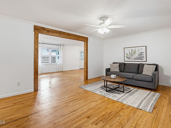 5th image of 8 Miller Drive W