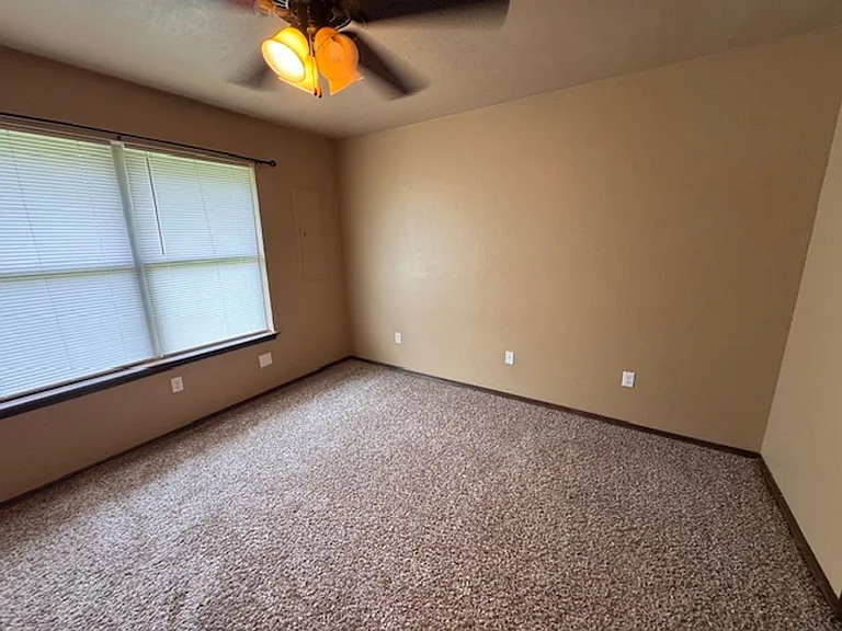2716 Valley View Dr — Photo 9