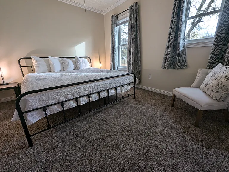 King size bed with ample closet space