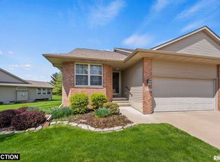 5172 Red Fox Rd, Bettendorf, IA 52722