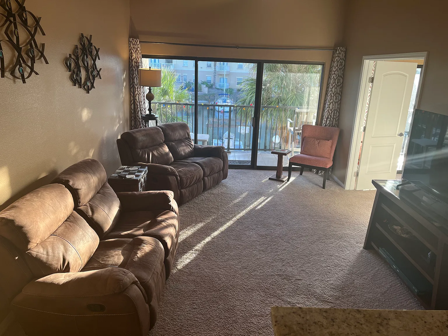 2 bed, 1047 sqft, $1,700 — Photo 2