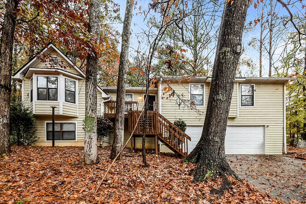 3 bed, 2.0 bath, 2792 sqft, $2,410 — Photo 1