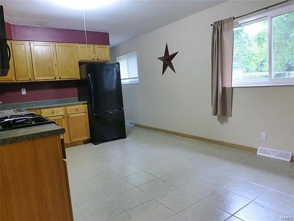 3rd image of 124 Valley Dr