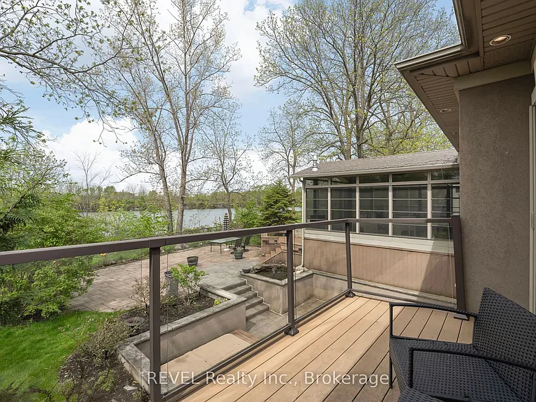 661 Clarence St — Photo 25