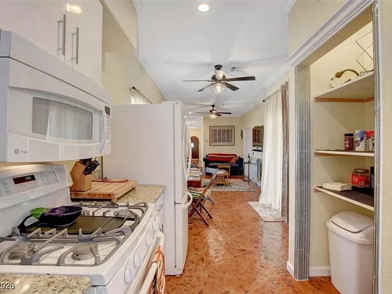 481 Benedict Dr — Photo 7