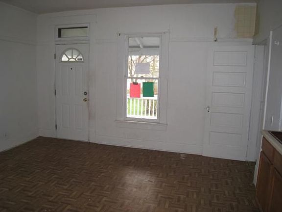 4th image of 593 Reinhard Ave