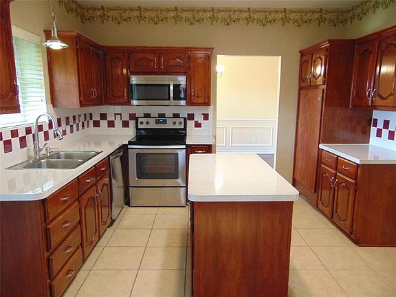 2nd image of 3812 Blossom Dr