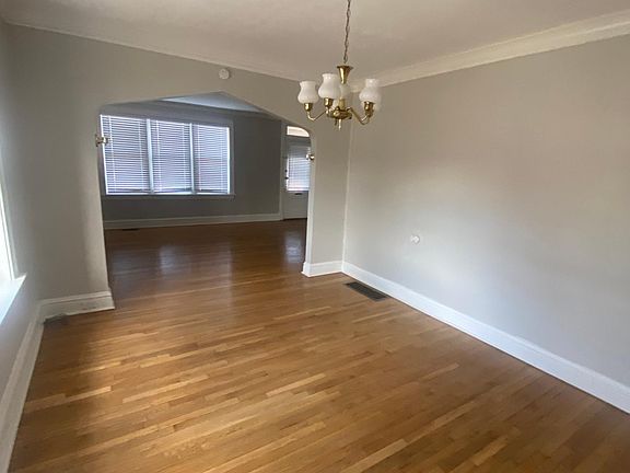 3rd image of 5070 Winona Ave #1STFL
