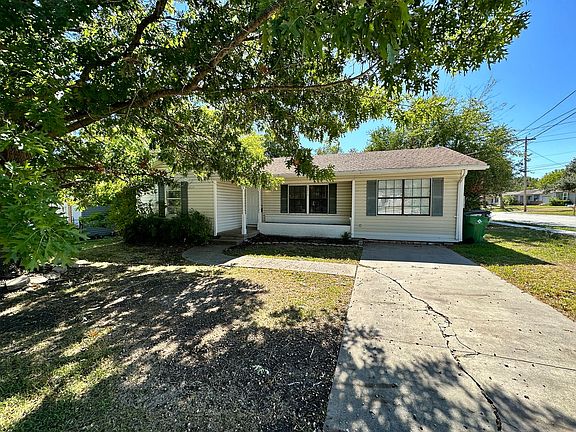 2nd image of 3211 Poplar St