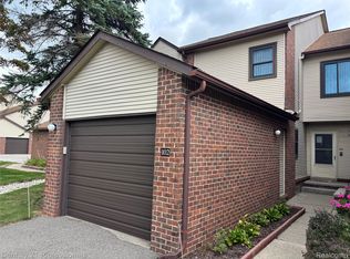 6680 Ridgefield Cir APT 102, West Bloomfield, MI 48322