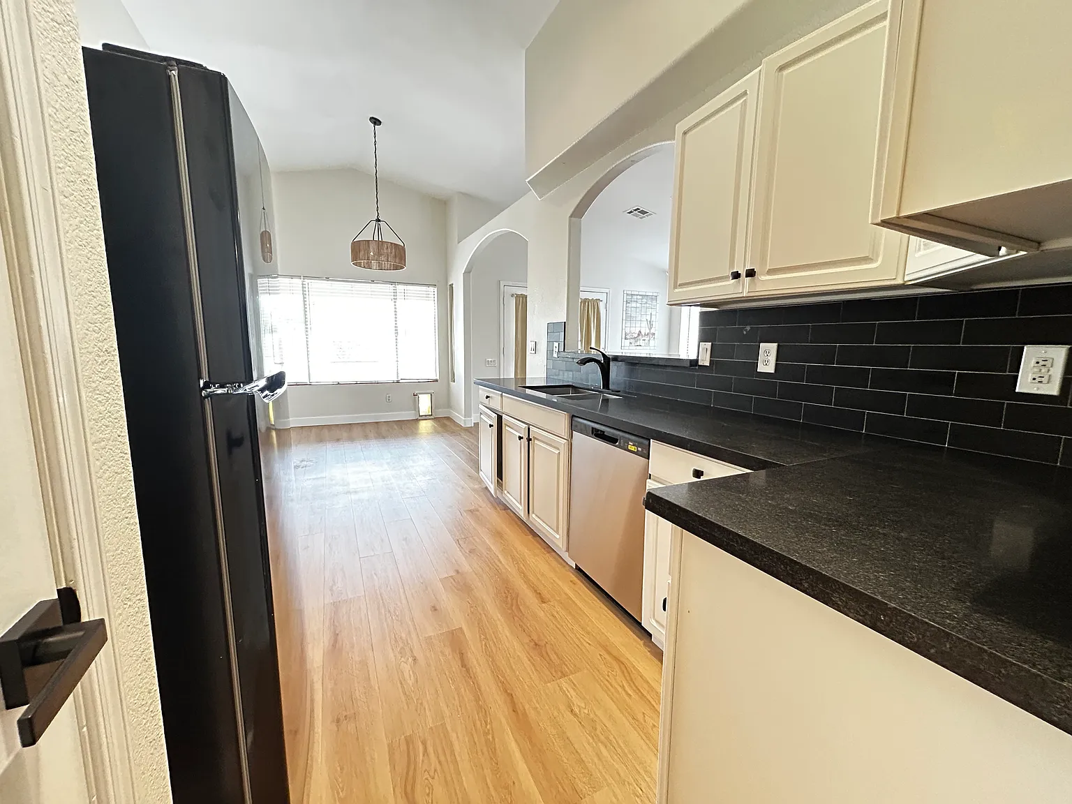 3 bed, 1354 sqft, $2,175 — Photo 4
