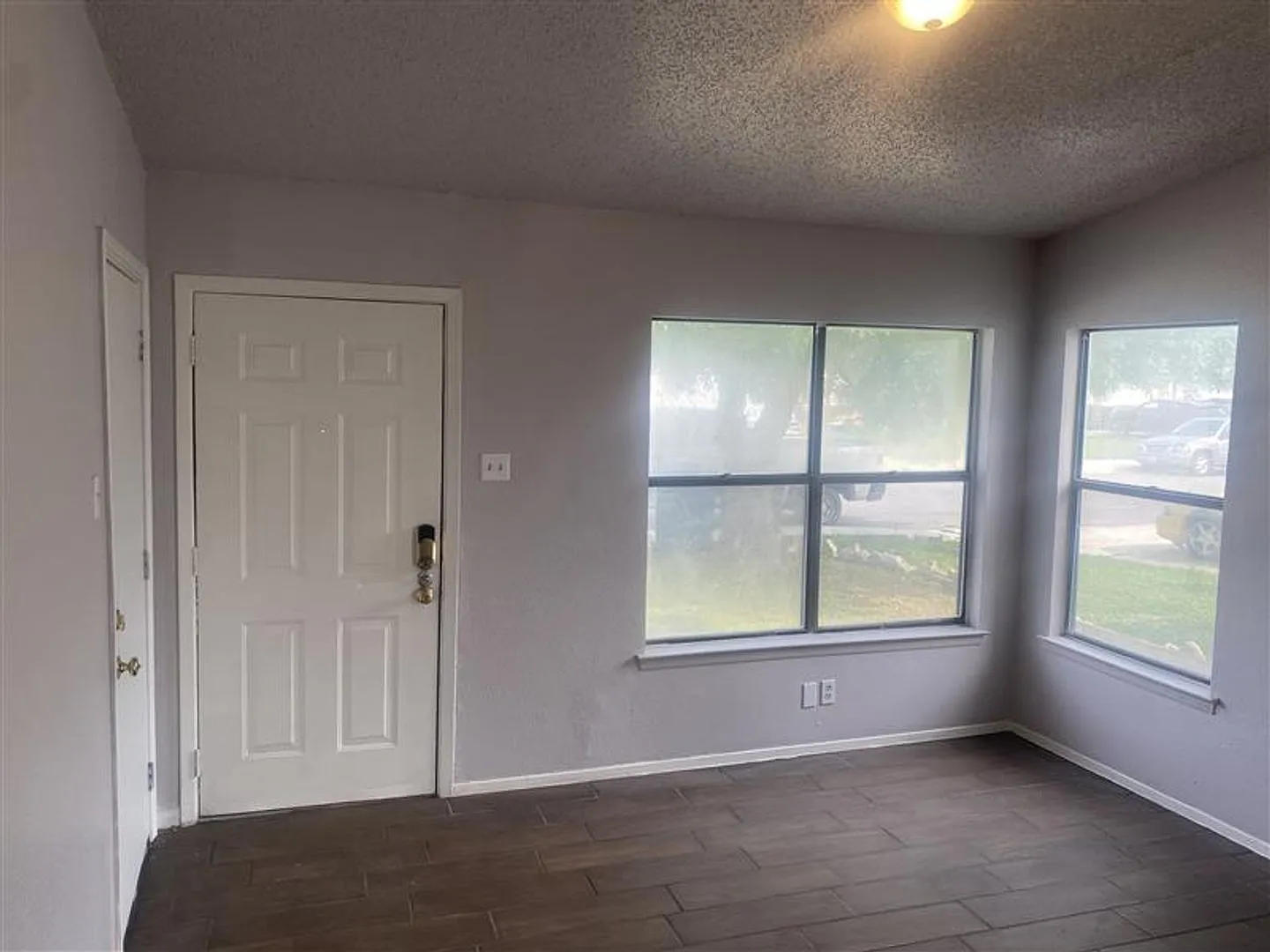 Updated 3/2 duplex with a 2 car garage — Photo 2