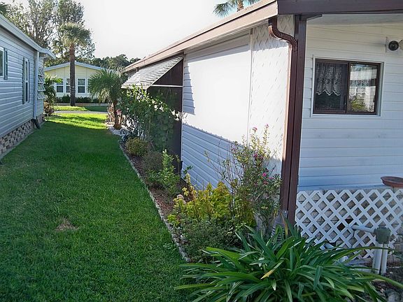 5th image of 806 Village Dr