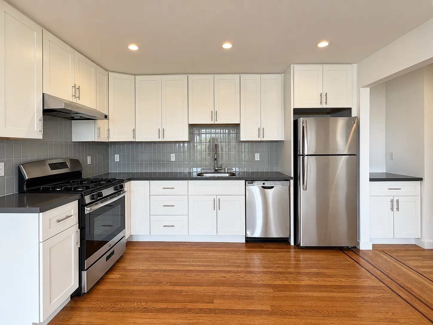 Spacious 2BR Near Alamo Square | In-Unit Laundry | Dishwasher — Photo 3