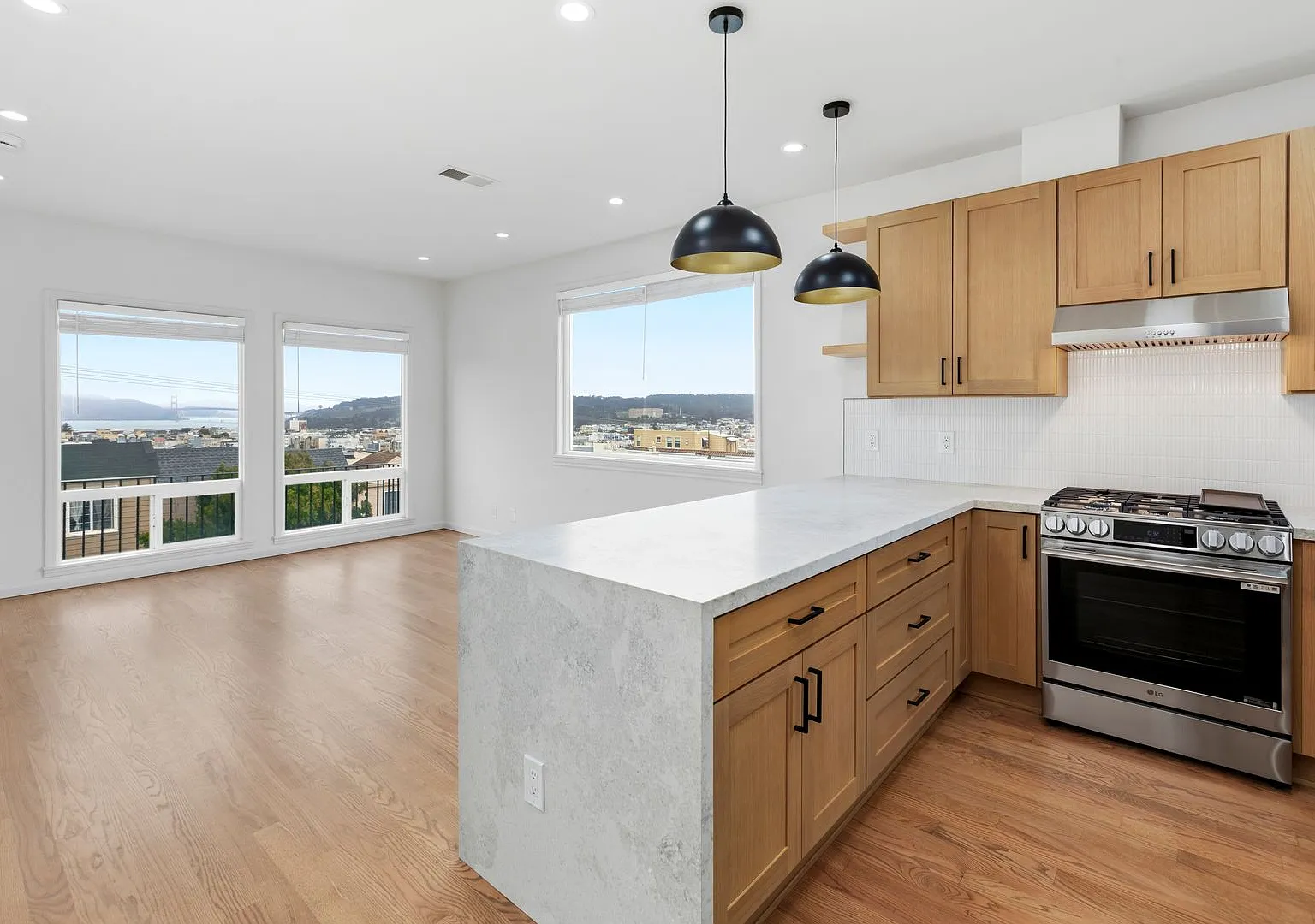 Nine-Bedroom with Panoramic Views — Photo 1