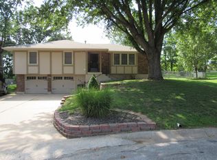 207 NE Carriage Ct, Lees Summit, MO 64064