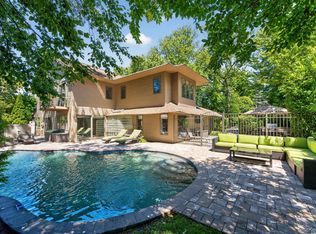 12 Locust Ln, Roslyn Heights, NY 11577