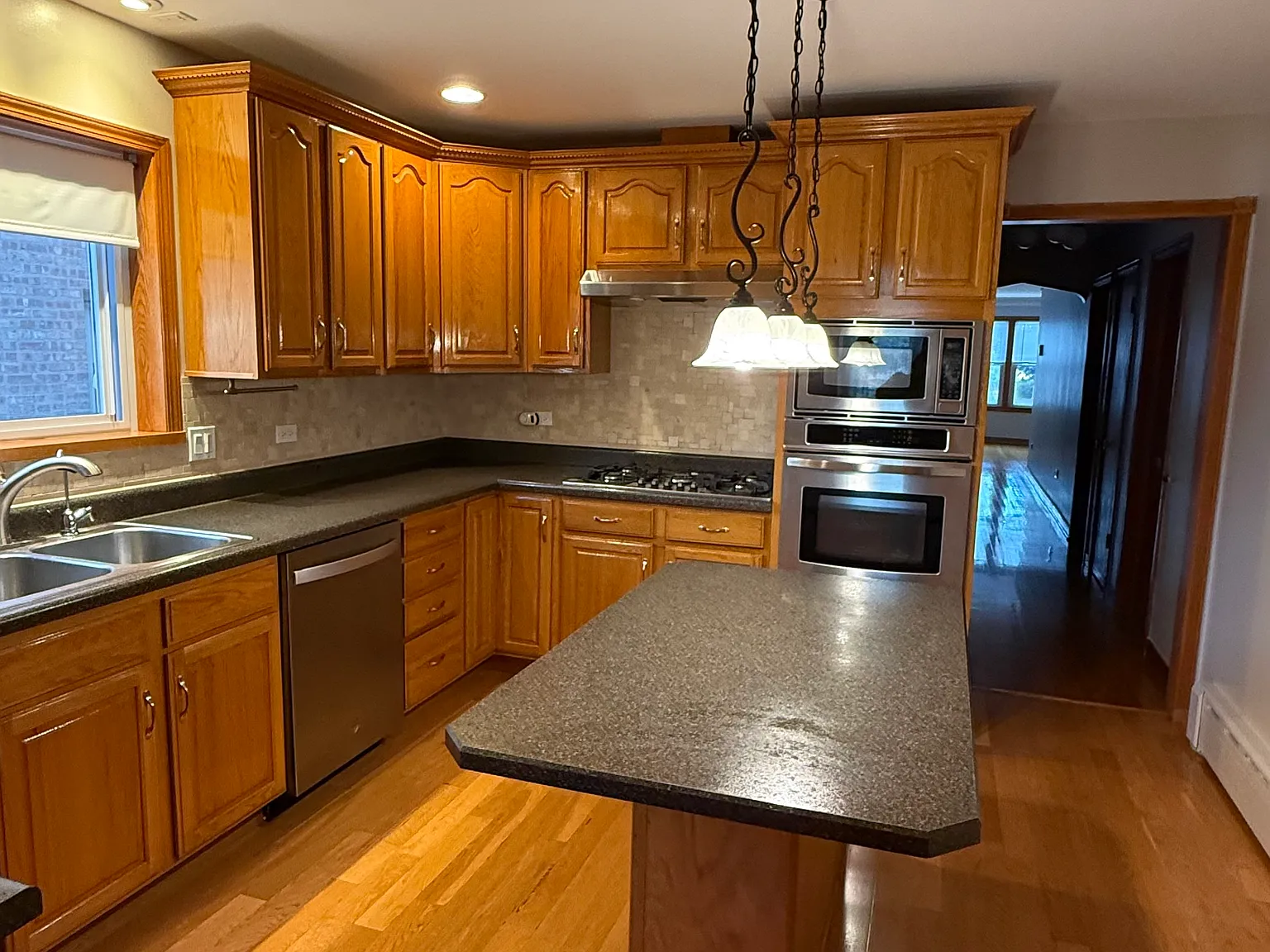 3 bed, 1200 sqft, $2,100 — Photo 2