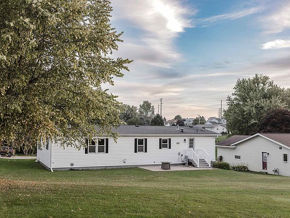 3rd image of 209 E Madison St