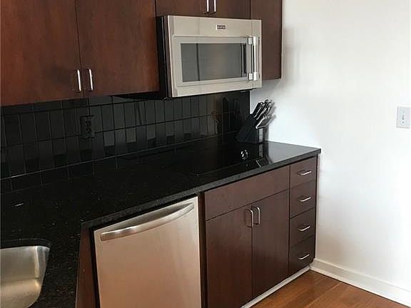 5th image of 525 E 6th St #404