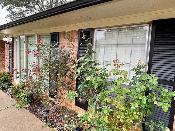 2nd image of 2813 Sherwood Dr