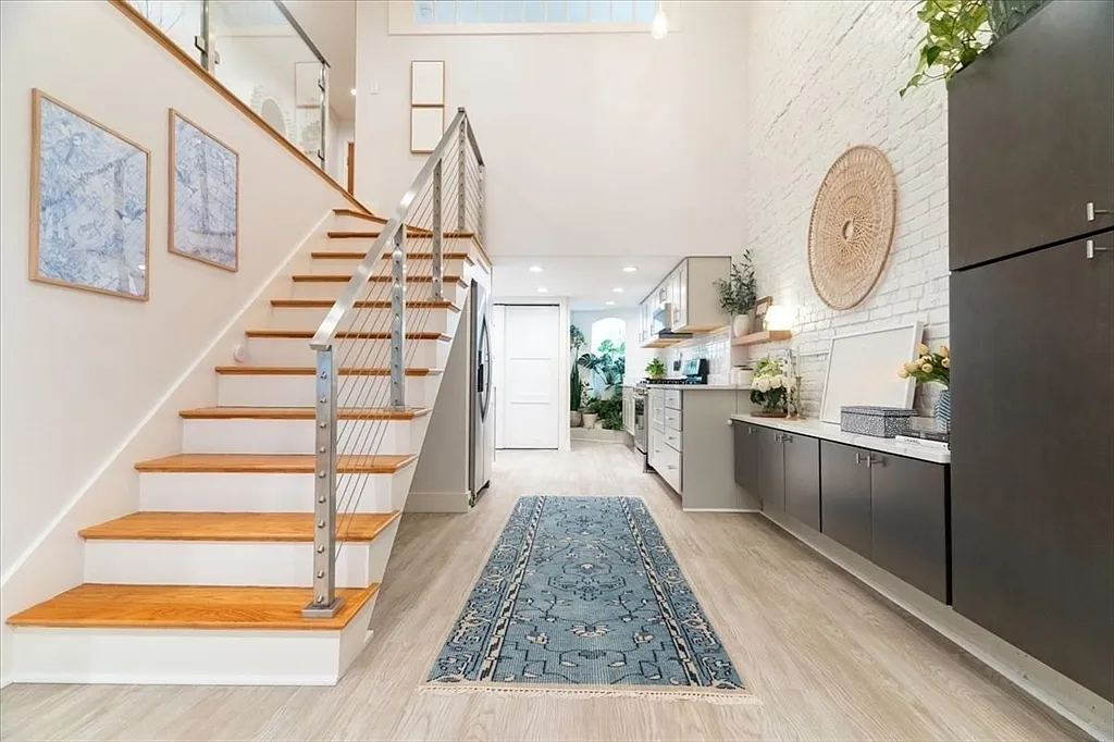 2 bed, 892 sqft, $5,600 — Photo 1