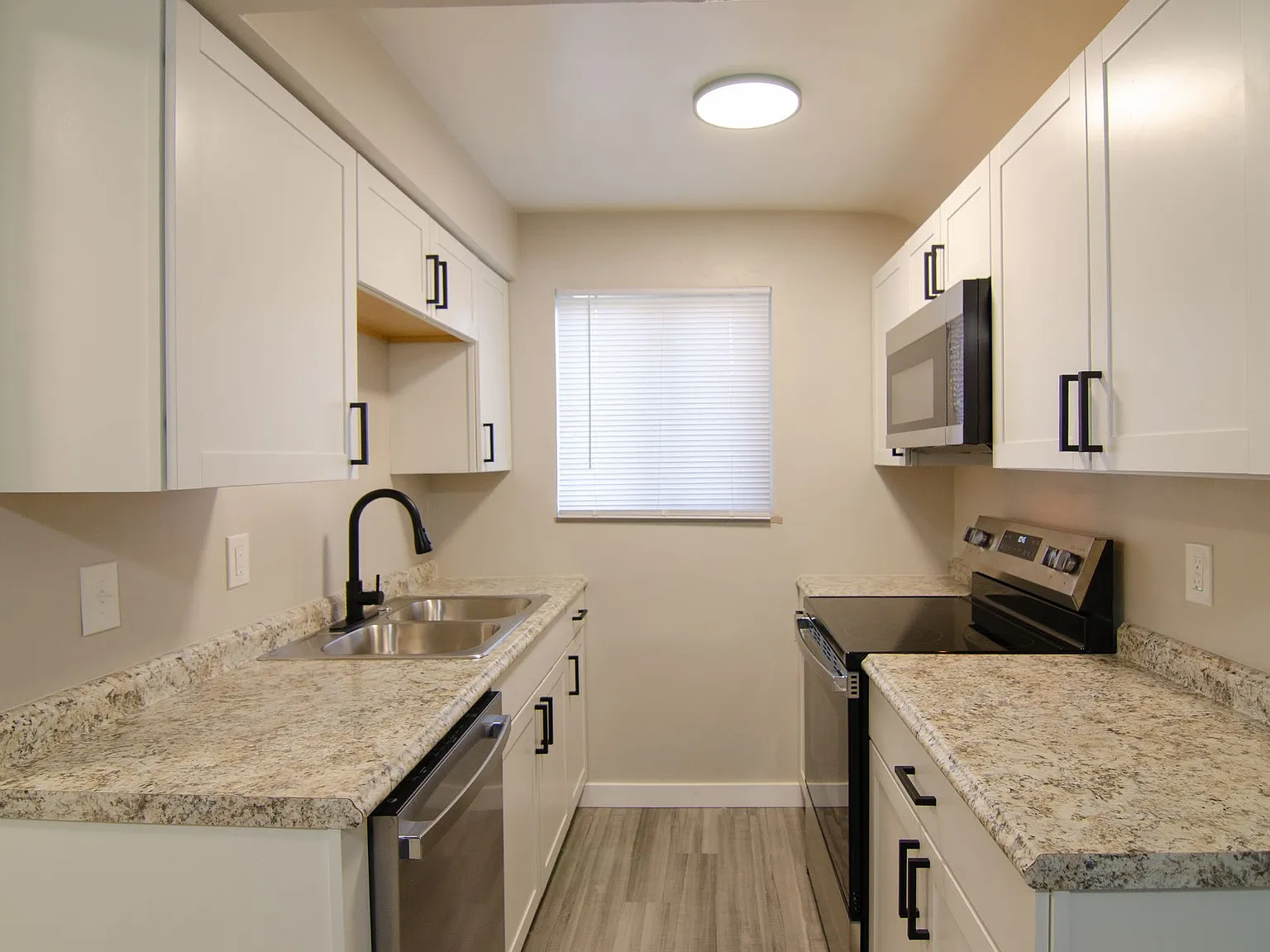 Newly Upgraded Apartments -The Courtyard at Park Hills, Minutes from Downtown — Photo 4