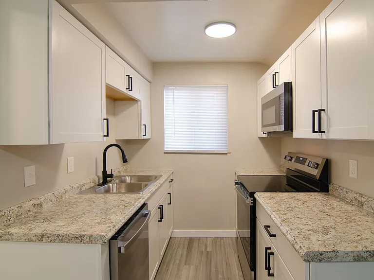 Newly Upgraded Apartments -The Courtyard at Park Hills, Minutes from Downtown — Photo 4