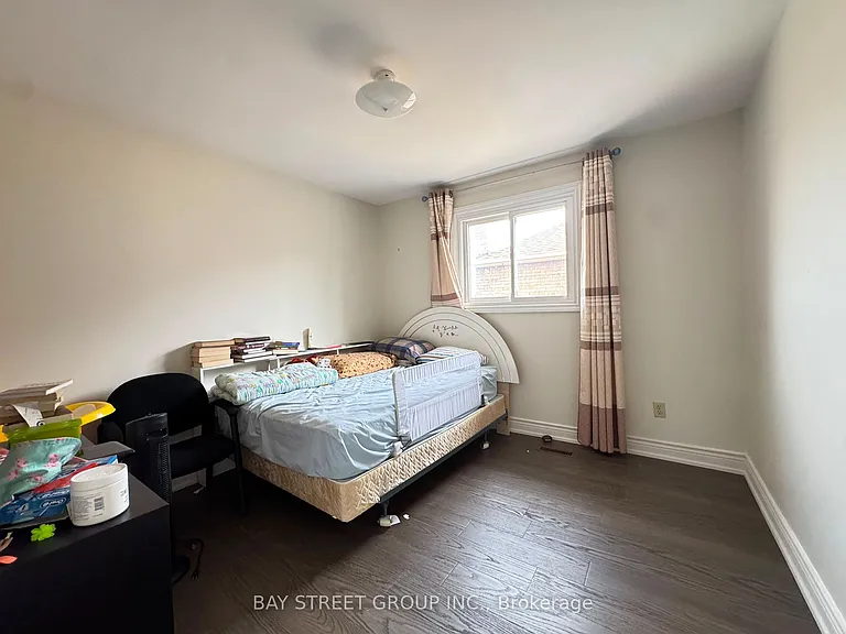 33 Northolt Cres — Photo 25
