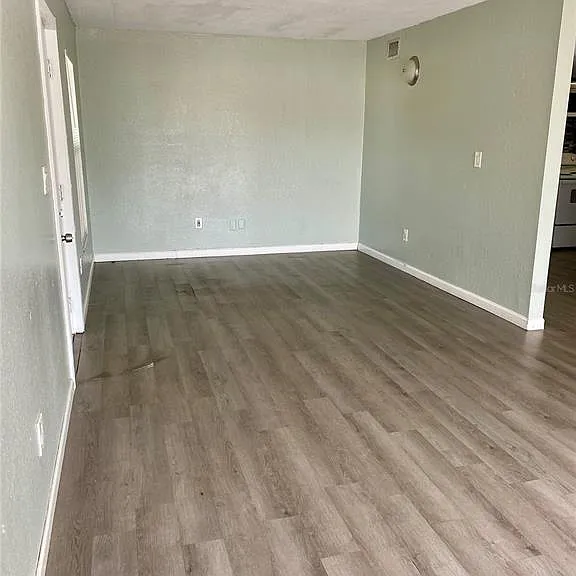 915 W Oak Ridge Rd #B — Photo 3